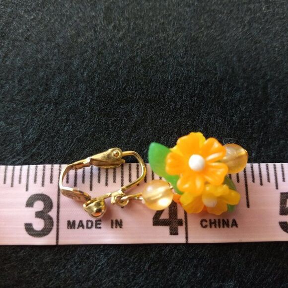 Vintage Hong Kong Clip Floral Earrings - Picture 5 of 6